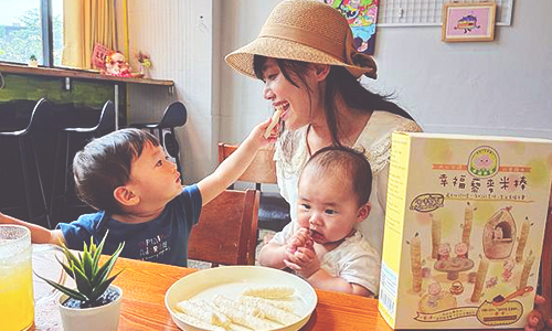 跟著黑羊遛小孩